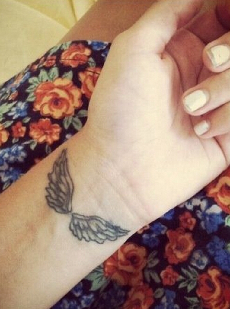 28 Elegant Angel Wings Tattoos On Wrists